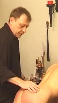 Svázaná zralá MILF vydrží plodinu a svíčky