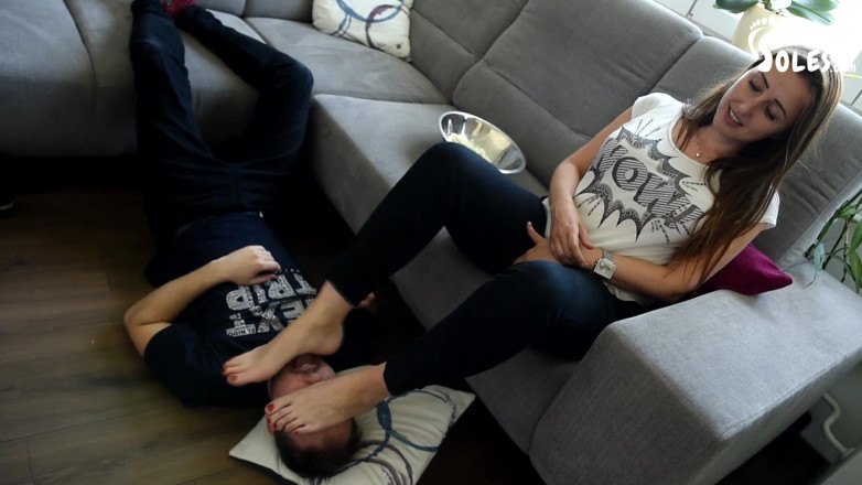 Czech Soles - foot fetish content: Fanul lui Croma o urmărește acasă și îi servește picioarele mari