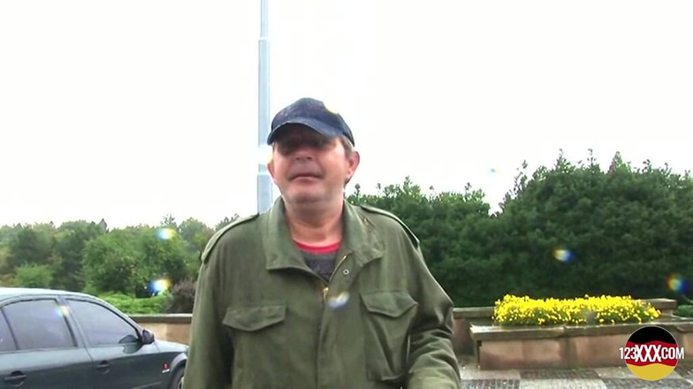 123XXX - Fucked Amateurs in Germany!: Młody ogier odbiera gorącą brunetkę do ruchania się w furgonetce