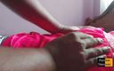 Chathu Studio: Hintli - kız arkadaşını sikmeden önce doğal göğüslere masaj yapıyor