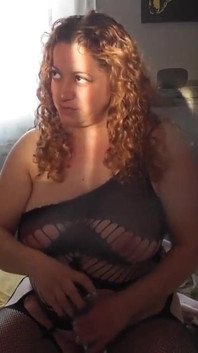 Masturbation d’une femme à gros nichons et gros cul