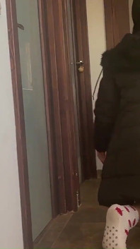 継母は顔面ファックされた。ふわふわのジャケットに射精。