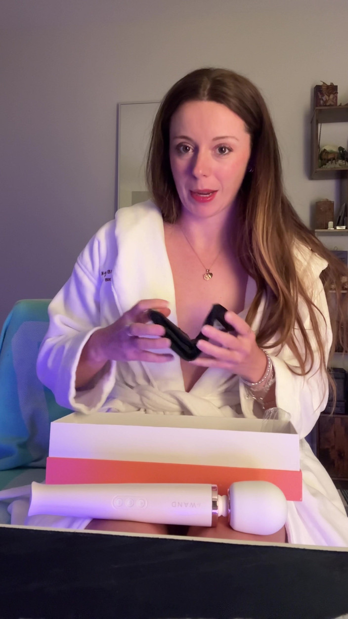 Nadia Foxx: Seks videosu! Yeni bir oyuncak için benimle alışveriş yapın, sonra...