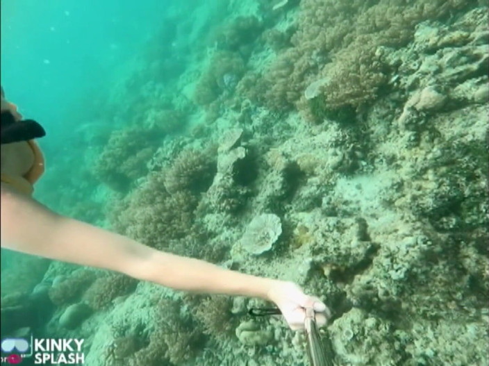 UKCuteGirl Lucy Lauren: Snorkel jalang: bikini ketat, pepek menyelam &amp; fin bawah air mengusik