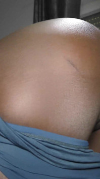 Wundervoller schwarzer teenager nimmt einen großen schwanz und einen tiefen creampie-amateur