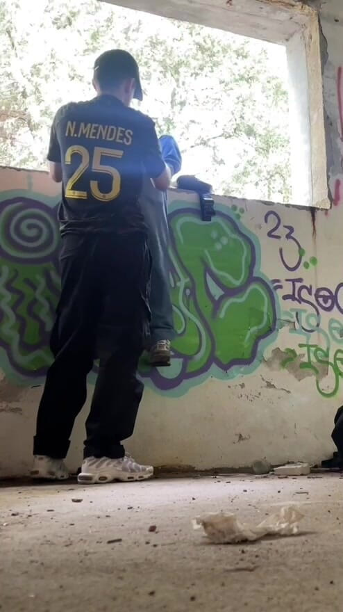 AmateurMates: Amatérský chlapec uvězněn! Jeho džíny depantsed, aby odhalily jeho hladké...