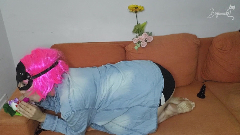 BigBoobCat: 当我戴着我可爱的阴户面具自慰时，看到我的天然巨乳