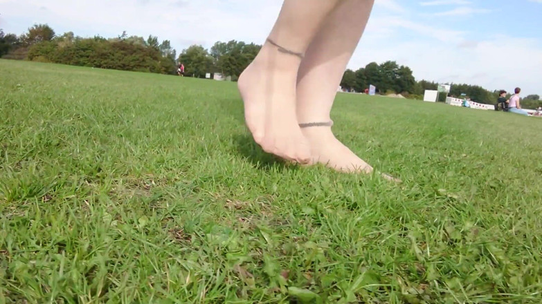 Footfetish: वैंगरलैंड के वाडेन सागर में बढ़िया स्टॉकिंग्स में