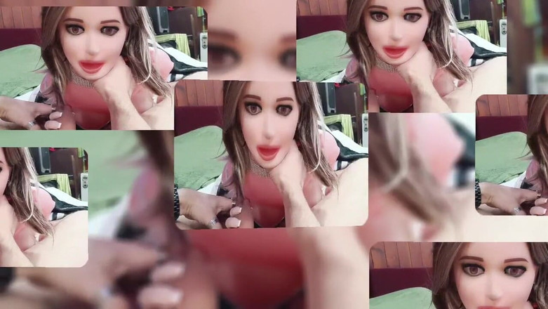 kickerscooter: Urocza lalka ssie penisa