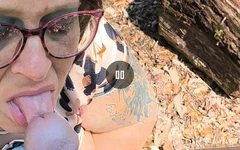 Hora trodde att hon var ensam i skogen Hon suger denna främlingar stora feta ben Oj vad är det på hennes röv?