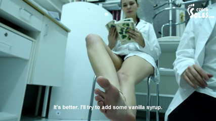 Czech Soles - foot fetish content: Anti-páchnoucí laboratorní výzkum pro její opravdu páchnoucí nohy