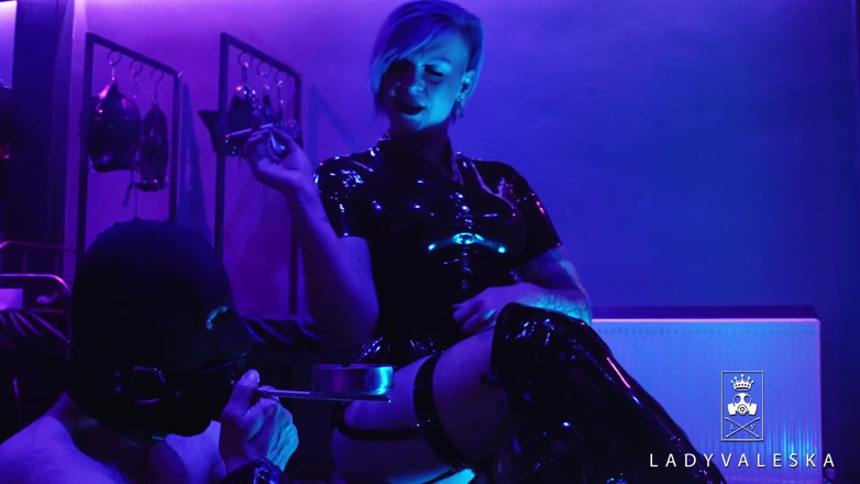 Lady Valeska: Cinzeiro garoto