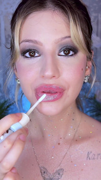 Fetish bibir glitter gloss mengusik dengan bibir montel saya
