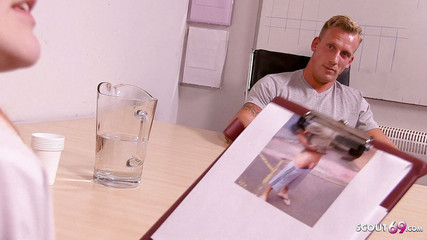 Full porn collection: Cizinec se představí nadržené zrzavé teenagerce Amarně Miller a šuká ji