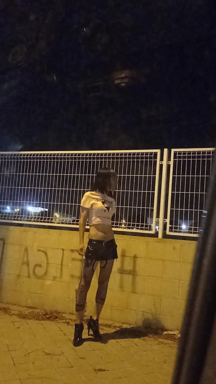 Penelopene27: Crossdresser ahli pameran di luar rumah bahagian 1