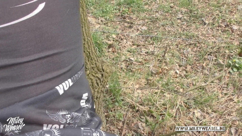 Miley Weasel: Gadis imut ini diikat dan dientot di depan umum