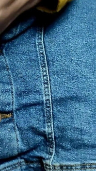 Paja y semen en falda de jeans