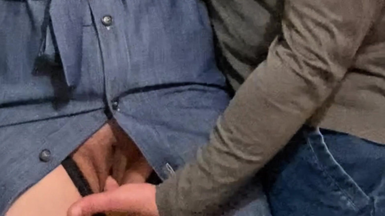 PriyaNaavya: 天哪!!陌生人的手在我连衣裙下在地铁里