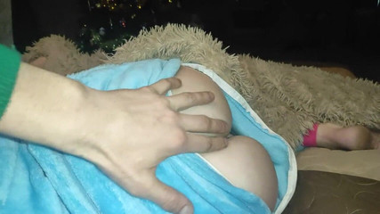 Taboo Room: Kleine prinzessin im einhorn-schlafanzug lutscht schwanz!