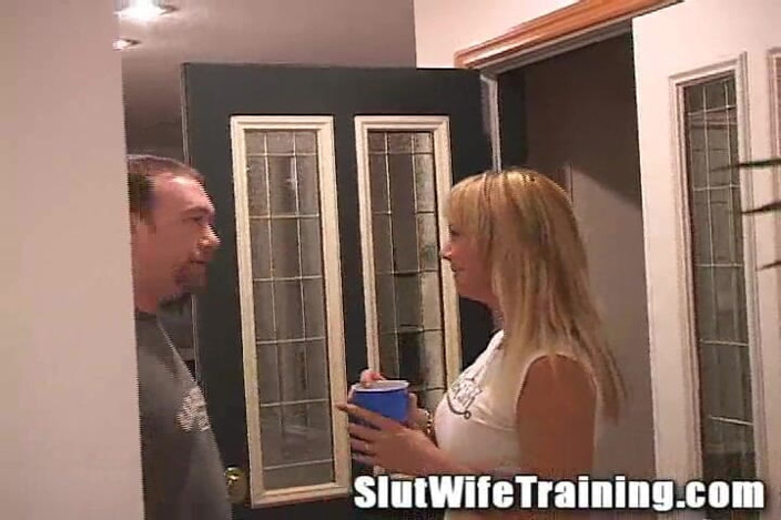 Slut wife training: Döl yiyen sarışın yüze boşalma fahişesi evli kadın edepsiz yabancıların...