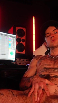 Ftm-Musiker XXX Skips füllt seine rosa muschi in seinem Aufnahmestudio mit Oversized-Dildos