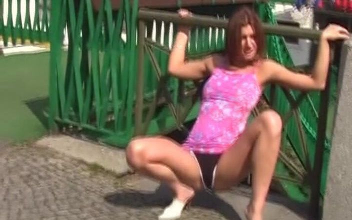 German amateur couples: Güzel esmer Alman genç kız banyoda yüzüne boşalıyor