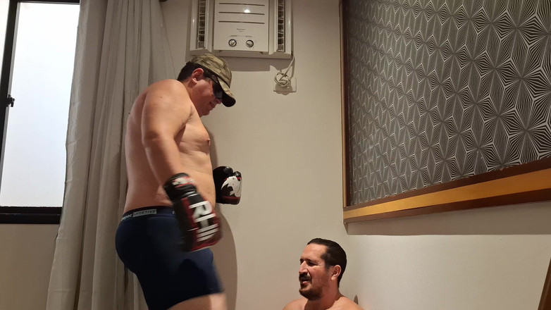 Combat and fetish: Ведмідь поліцейський проти Jobber