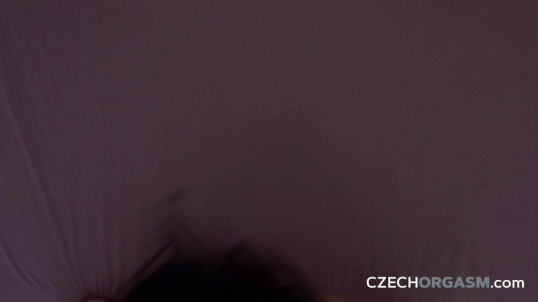 Czech Orgasm: Orgasmo checo 141: milf cachonda se corre fuerte con dos dedos...