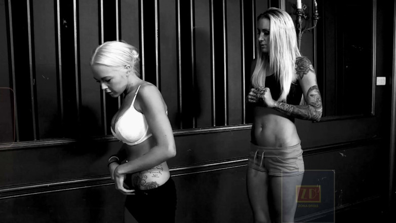 Zona Divas NET: Classiche due bionde tatuate calde lesbiche figa e tette giocando