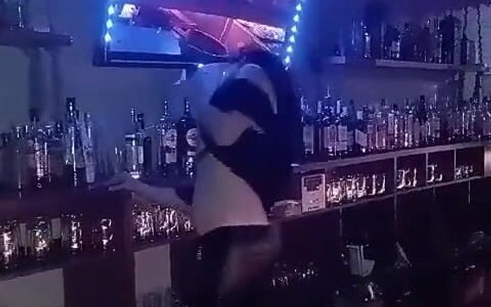 Spaingirl Natalie: Striptease al barmanilor