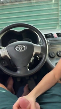 Mostrando pau no estacionamento