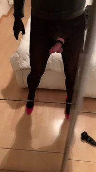 La sissy troia in nylon zentai con sborra in lattice maschera di gomma bambola di gomma