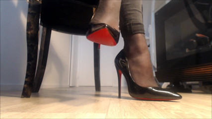 Inkeddutch: Louboutin - instrucțiuni de masturbare
