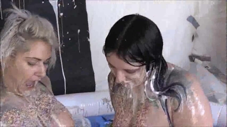 Gunked up girls: Tallulah spruzza cibo con la sua amica.
