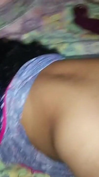 Isteri seksi terdesak untuk seks tegar