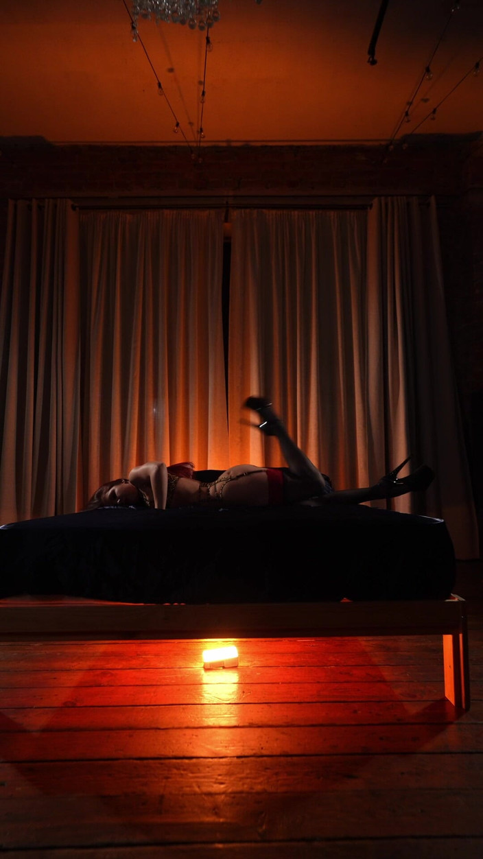 Renata Fox: La danza più sexy proprio sul letto