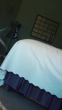 Kelly Surfer prend son pied en faisant regarder ses étalons leurs bites lui baiser la chatte