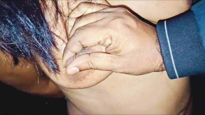 Desigirl0000: Awek desi menjolok pepeknya dan mengurut pepeknya dan menekan buah...