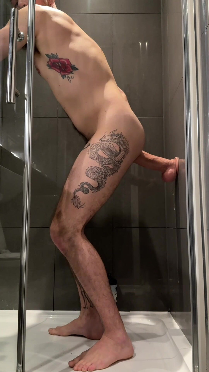 davidedpxxx: Hongerige opgesloten bodem spelen met enorme monster dildo van 30 centimeter