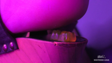 Mistress Legs: La padrona stringe la marmalade con il suo sexy tacco...