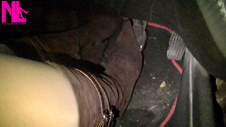 Nyllady: Fahren in nackten strumpfhosen und buckelpumpen