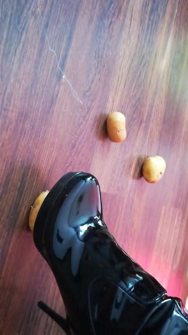 Lady Daniela -: The lady in beautiful boots crushes potatoes
