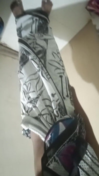Indický chlapec nosí sárí ...