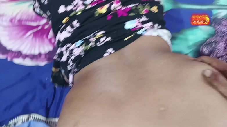 deshivairalvabi: 我冷静了我的小姨子。我的嫂子用她的膝盖枕头打坐。Clear Sound