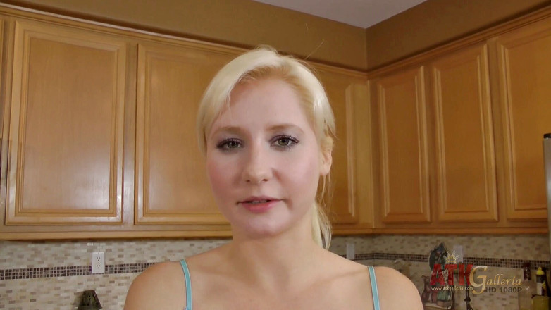 ATKIngdom: Odette Delacroix किचन सिंक नल से बहते पानी के साथ हस्तमैथुन करती है