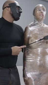 Akemi'i plastik sargı, gıdıklama ve hakimiyet ile mumyalıyor!