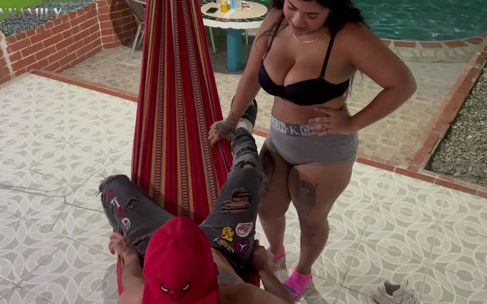 Bigboobssex: Une conversation très excitée avec ma demi-sœur indienne se termine...