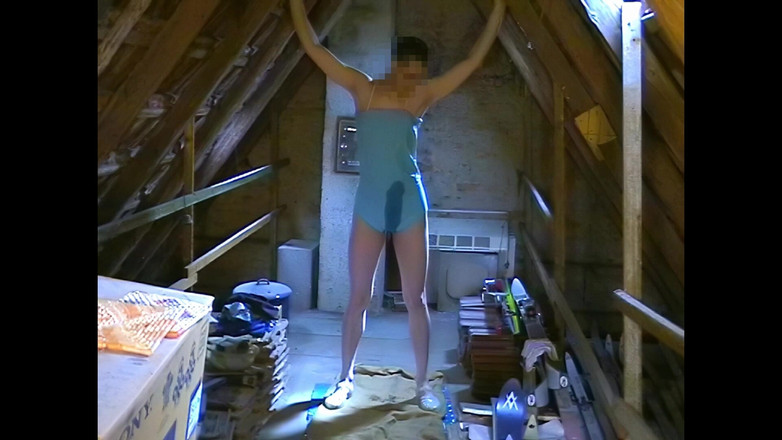 Mark Hannes: 蓝色紧身衣撒尿和滑展示