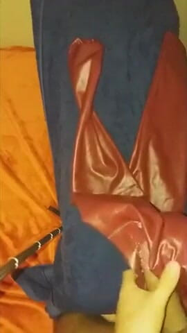 Naxy: Pantalon en cuir, gros plan