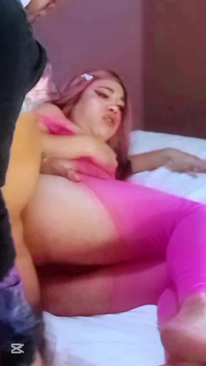 Ladyboy69: Une trans de 22 ans squirte pendant que son cul se...